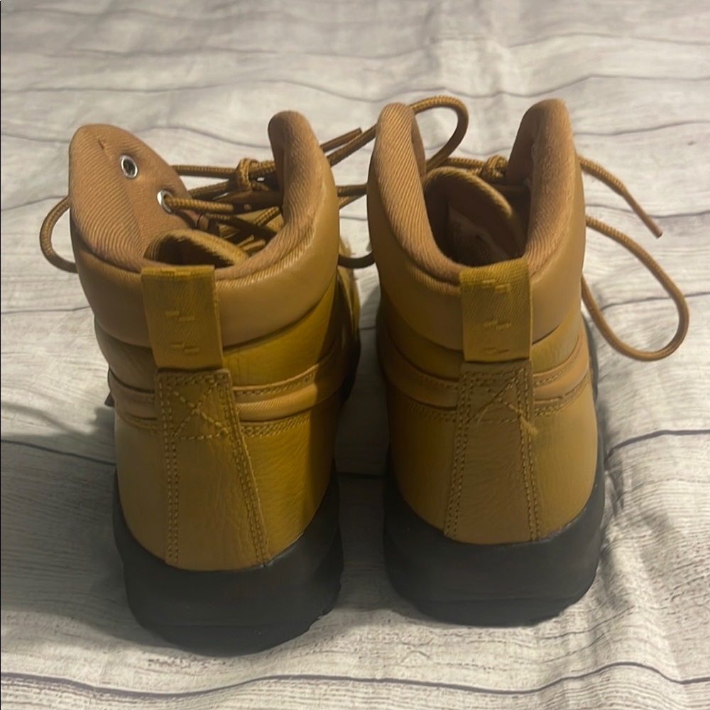Boys size 5.5 Nike Manoa tan boots - Picture 3 of 6